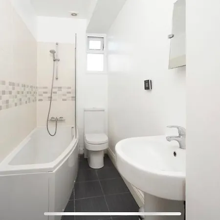 35 Mins To Central London. 3 Bedrooms. 2 Bathrooms With Garden Extérieur photo