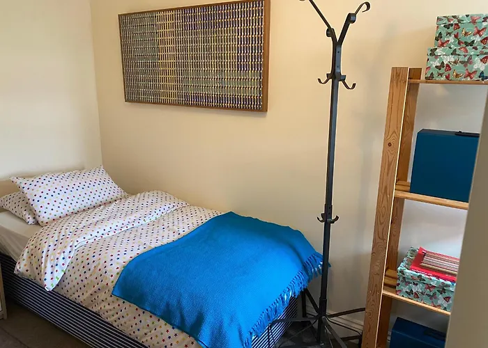 35 Mins To Central London. 3 Bedrooms. 2 Bathrooms With Garden