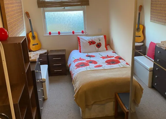 35 Mins To Central London. 3 Bedrooms. 2 Bathrooms With Garden