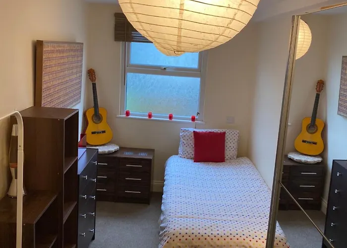 35 Mins To Central London. 3 Bedrooms. 2 Bathrooms With Garden